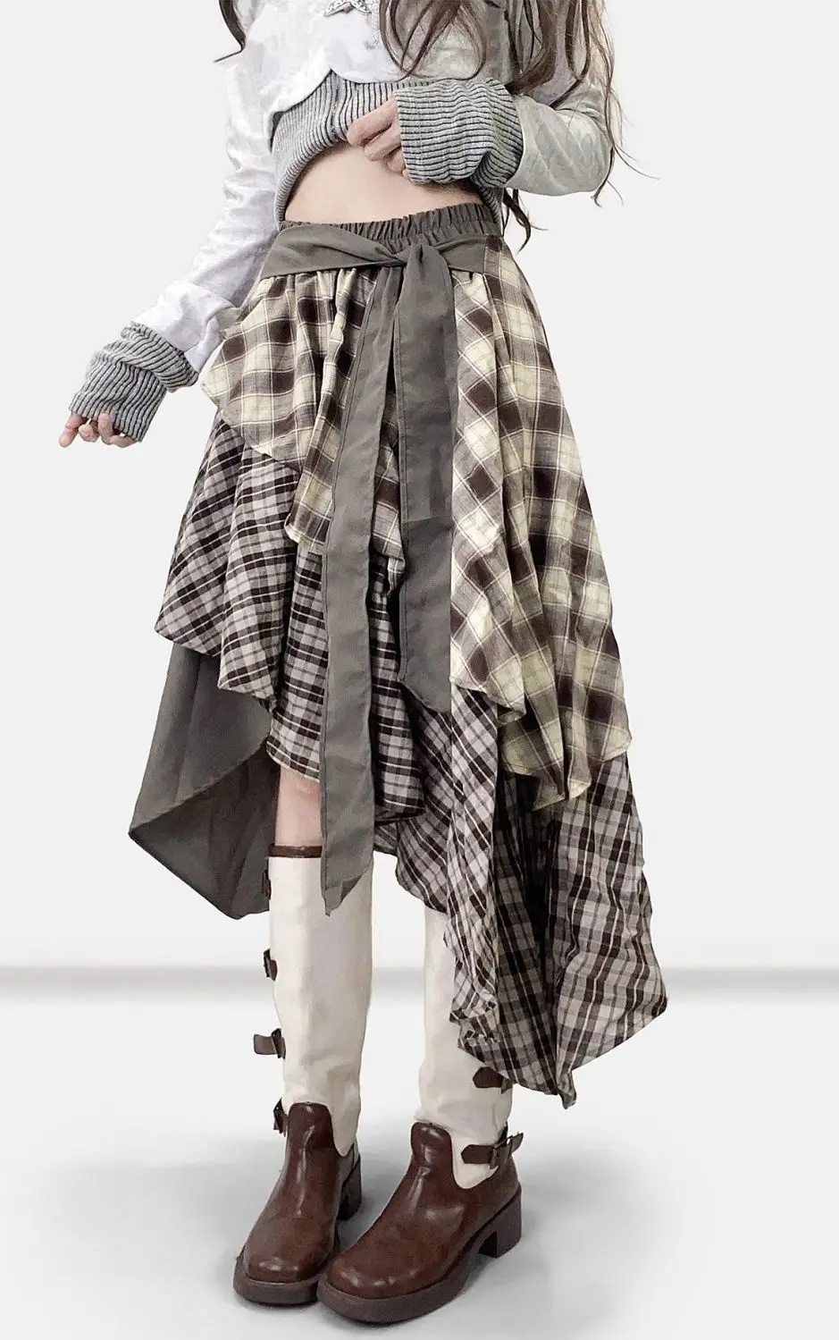 Gonna a trapezio a media lunghezza al ginocchio, a balze, con orlo a balze e patchwork a quadri marroni retrò