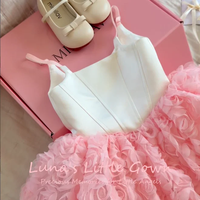 Robe de demoiselle d'honneur courte en satin blanc à fines bretelles, avec jupe tutu en tulle bouffant rose blush ornée de roses 3D, idéale pour les séances photo d'anniversaire, personnalisable