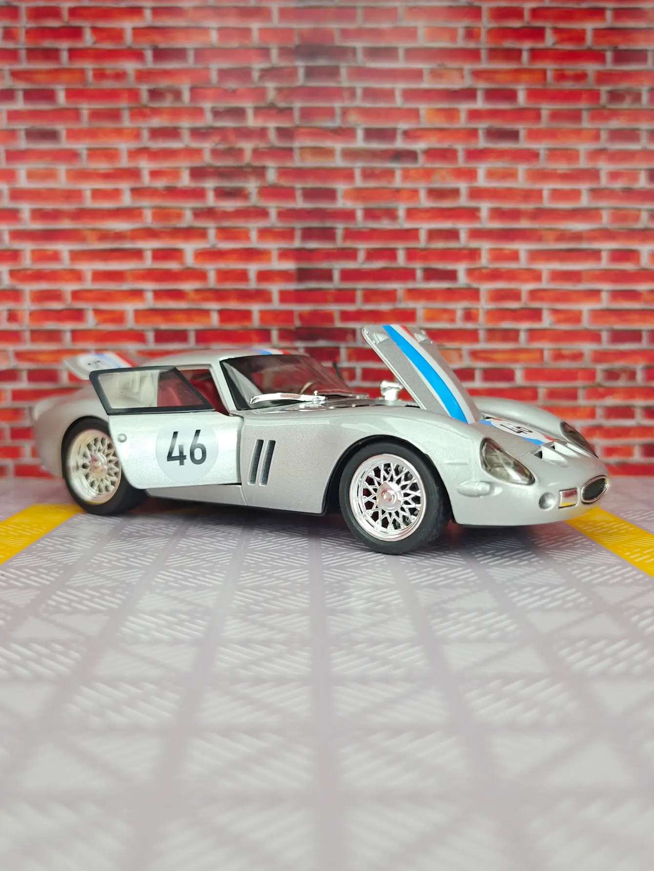 โมเดลรถซูเปอร์คาร์เฟอร์รารี่ 250GTO อัลลอยด์ ขนาด 1:32 ของสะสม ตกแต่งบ้าน ประตูเปิดได้ มีเสียงและไฟ ของขวัญ รายละเอียดสมจริง