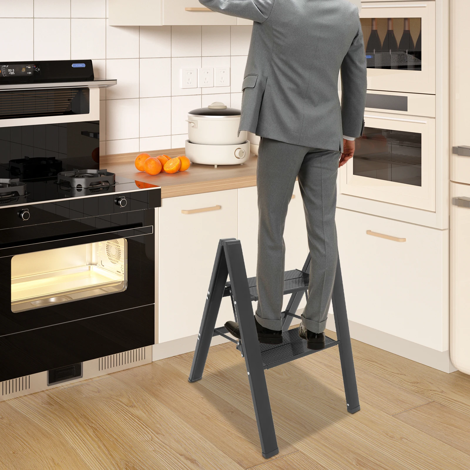 سلم قابل للطي بخطوتين، رف تخزين أدوات التسلق العملي بجانب السرير، مقعد للشرفة وغرفة المعيشة وغرفة النوم والمرآب