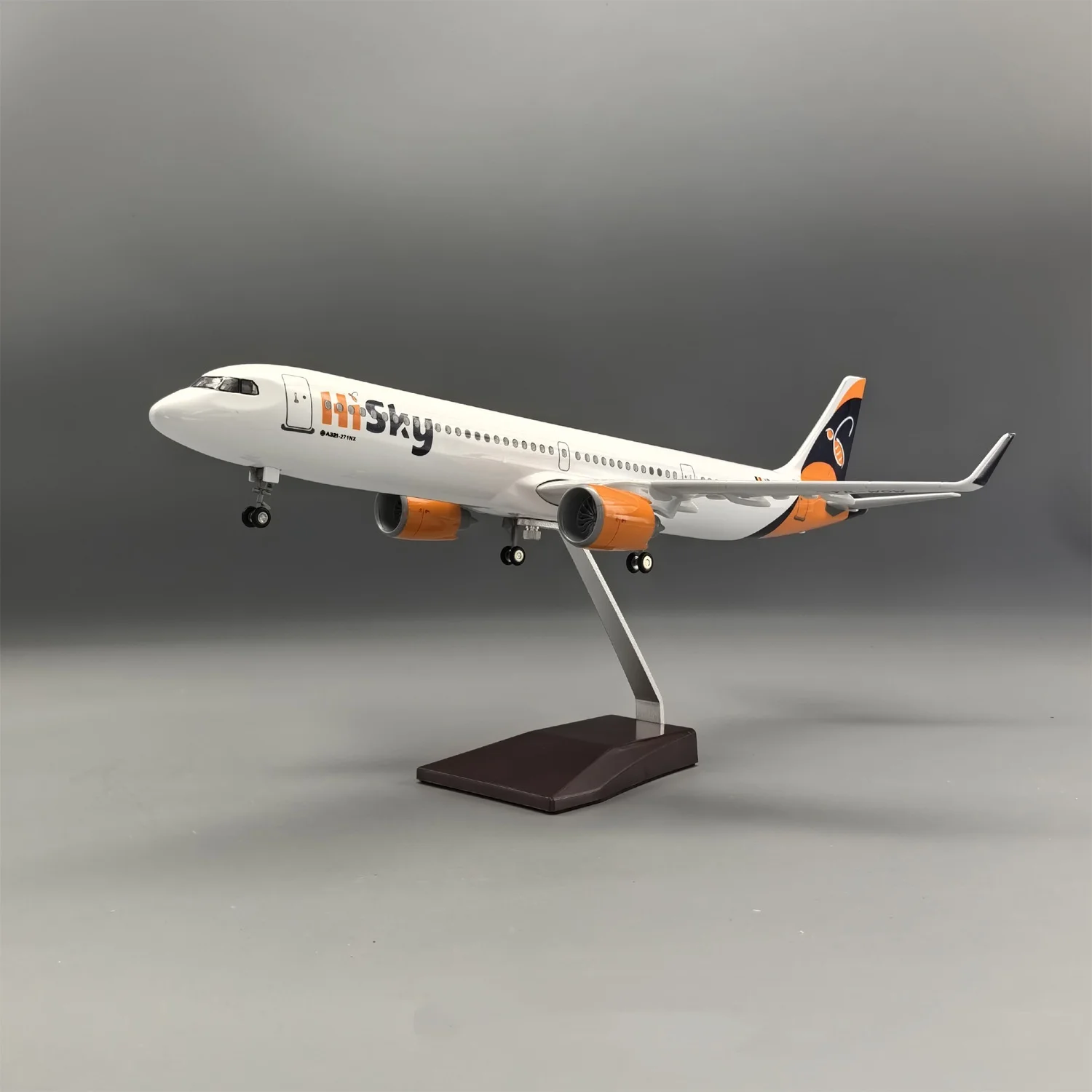 

1:100 Scale Plane A321neo Hisky Europe Airline 44cm Airplane Model Assembly With LED Light Die-cast Collectors Room Decoration
