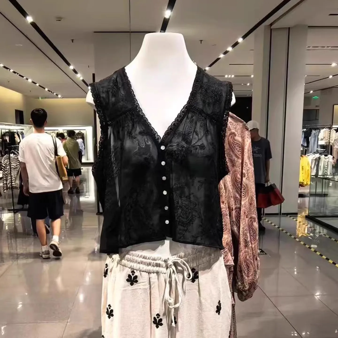 

Черная блузка без рукавов с кружевной вышивкой и сложной отделкой, V-образный вырез, женская, больших размеров, стиль Cleanfit, стандартная длина, полиэстер