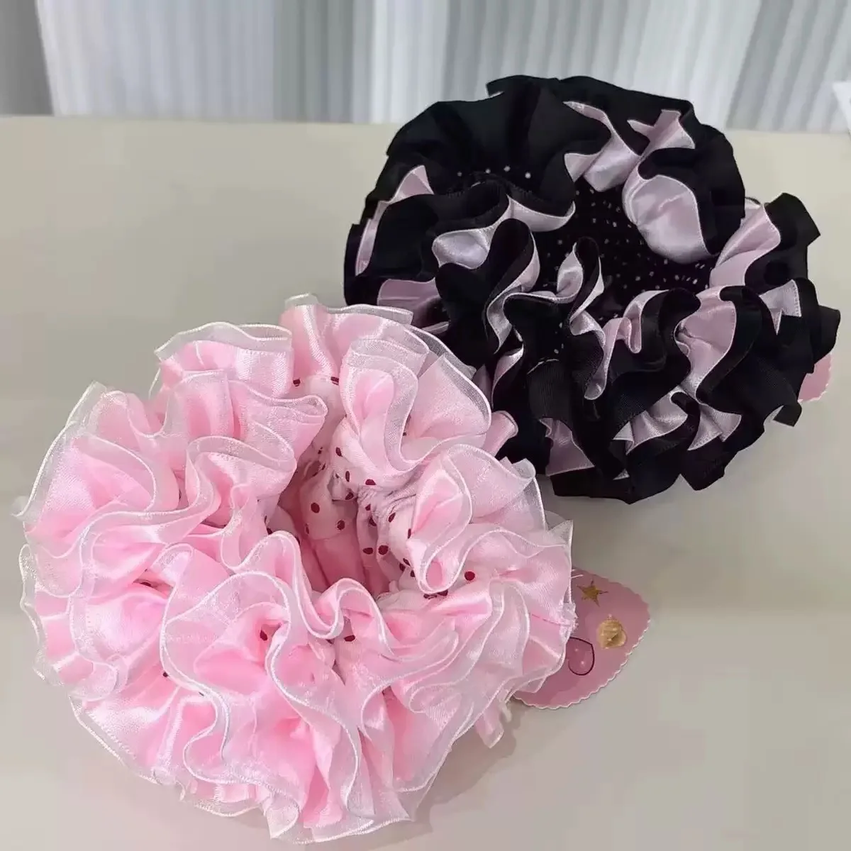 Rosa gepunktetes Haargummi – Ein elegantes Haaraccessoire im Ballett-Stil für elegante Duttfrisuren. – Detail 7