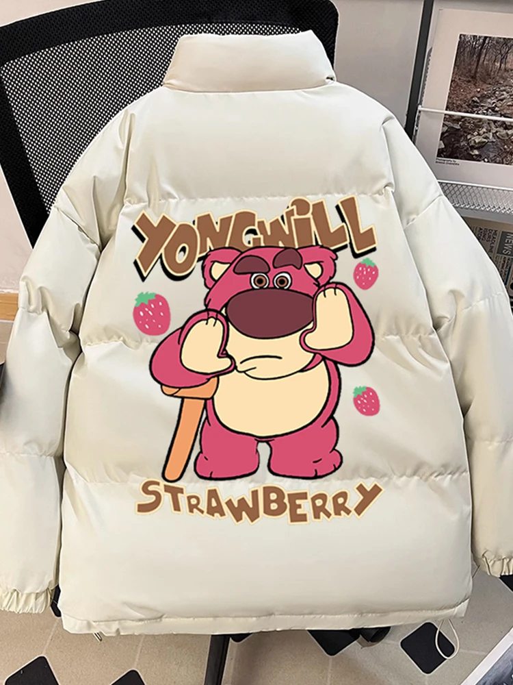 سترة ديزني المبطنة بالقطن على شكل دب الفراولة سميكة ودافئة في الخريف والشتاء سترة فضفاضة كبيرة الحجم مكدسة بالقطن.