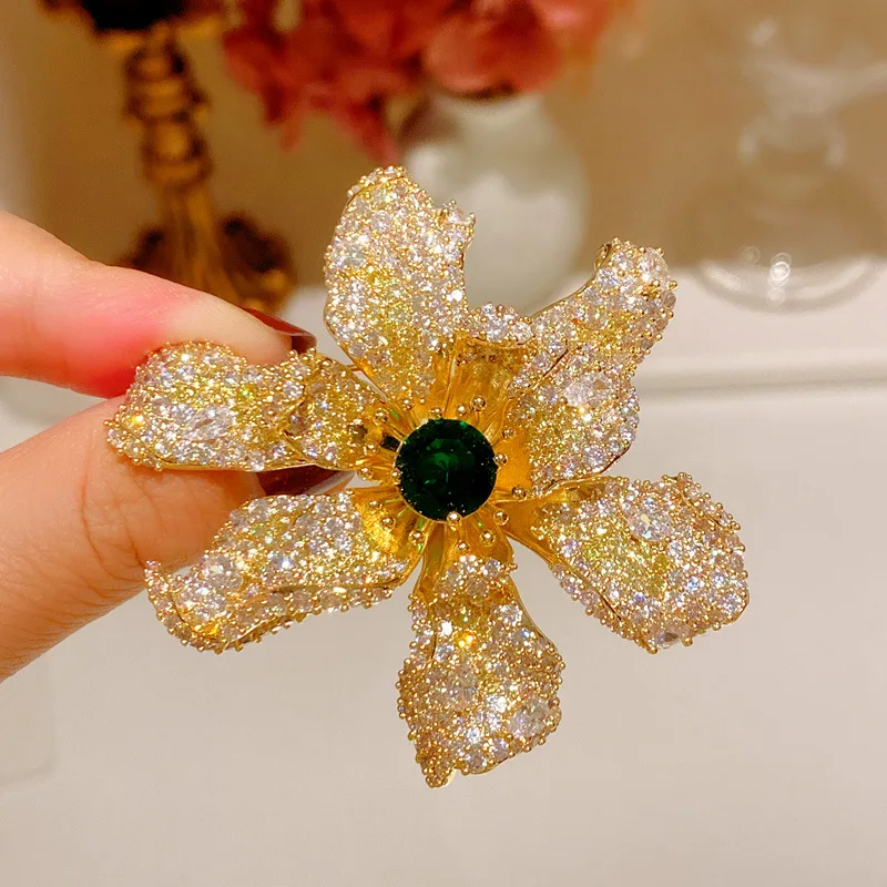 

Glamorous Sparkle Gold Color Blooming Flower Brooch for Women and Men Suit Lapel Pins Wedding Evening Party Jewelry Gift