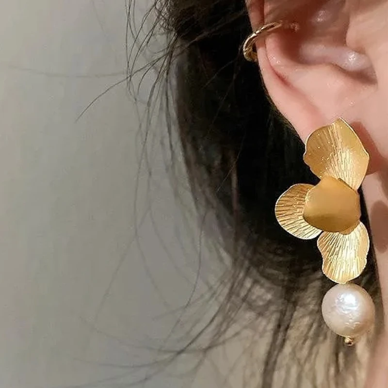 

S925 Silver Needle Fold Texture Metal Pearl Flower Stud Earring for Women Fine Jewelry High Luxury Vintage Accessories