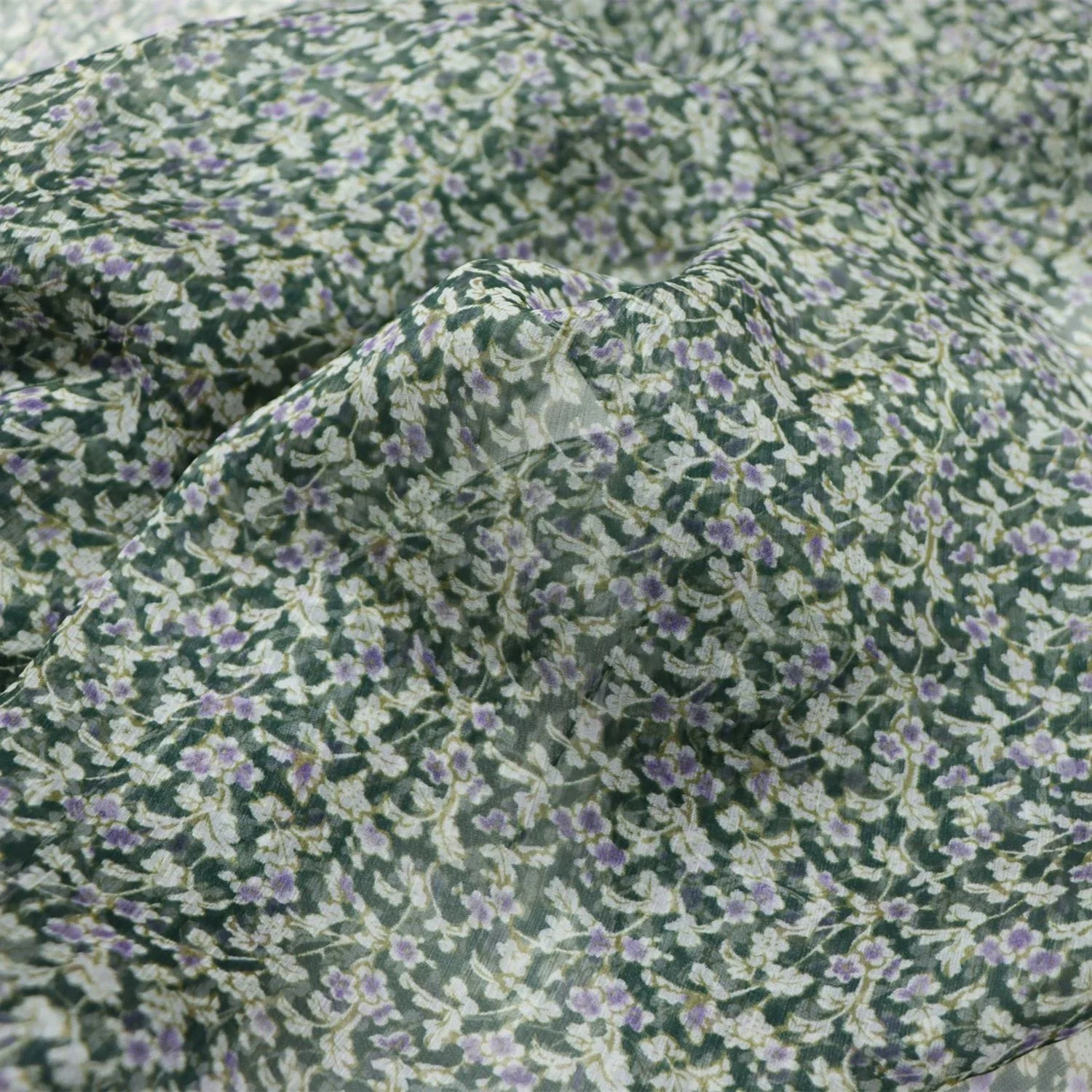 

Красивый зеленый цвет, фиолетовый маленький цветочный дизайн, горячая распродажа, готовая мягкая шелковая морщинистая шифоновая ткань для женского тканевого платья