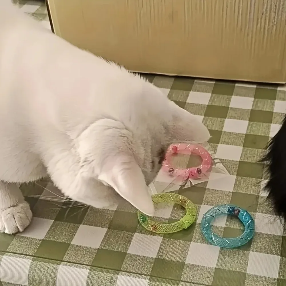 1 Stück Donut-förmiges Feder-Katzenspielzeug mit Glocke, interaktives Selbstspiel-Zubehör für Kätzchen