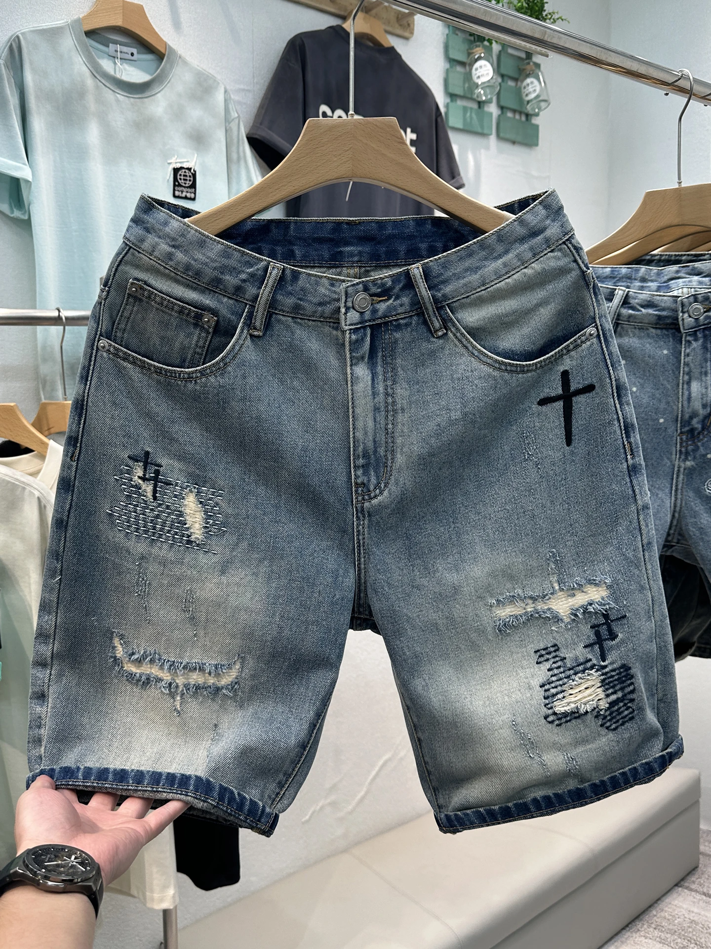 

Men's Summer Thin Embroidered Jeans 2026 New American Style Short Pants Lightweight Distressed Straight Five-Quarter Length