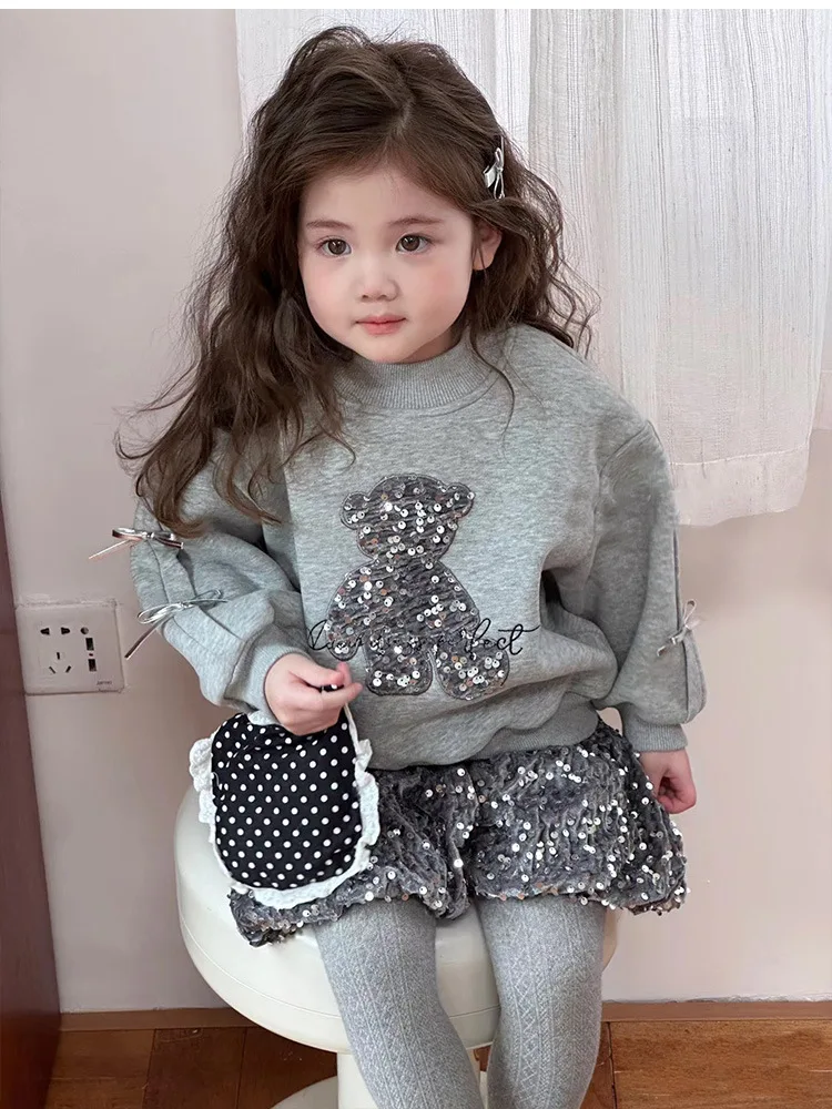 

Korean Children's Clothing2024Autumn and Winter New Girls' Cartoon Bear plus Velvet Sweater Sequined Lantern Shorts Suit