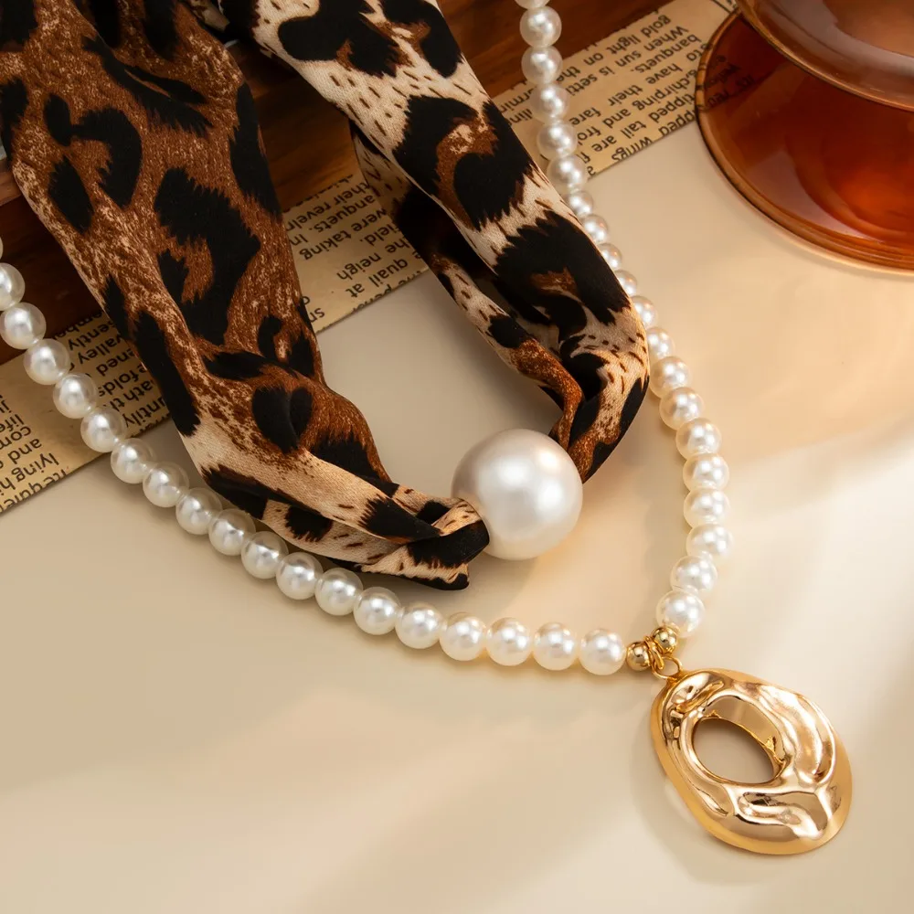 Retro Charm Irregular Geometric Liquid Metal Pendant Leopard Print Flannel Imitation Pearl Fold Wear Necklace for Women Jewelry