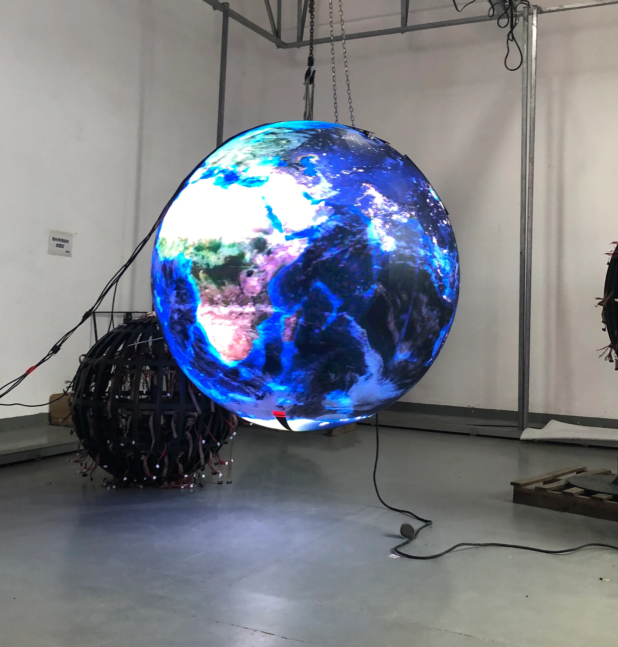 Spherical LED Full-color Custom Display 4K Resolution IP65 Waterproof DCI-P3 95% 3-Year Warranty for Eye-catching Indoor