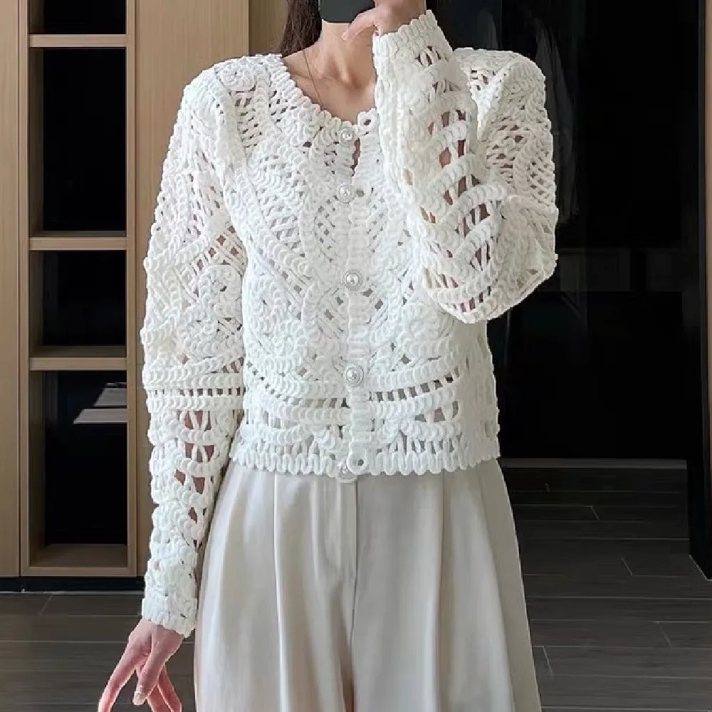 2025 Wit uitgehold gat handgehaakt vest vintage vrouw single-breasted knoppen volledige mouw trui korte gebreide trui