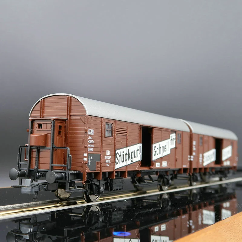 Diecast Ho 1/87 Scale Covered Freight Transport Train Model Articulated Carriage With Four Openable Doors For Collection Display