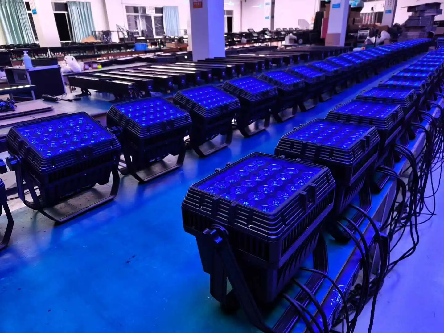 

4pcs Outdoor Wall Wash led city color 24*18w 6 in 1 rgbwa uv Waterproof Ip65 Par Light