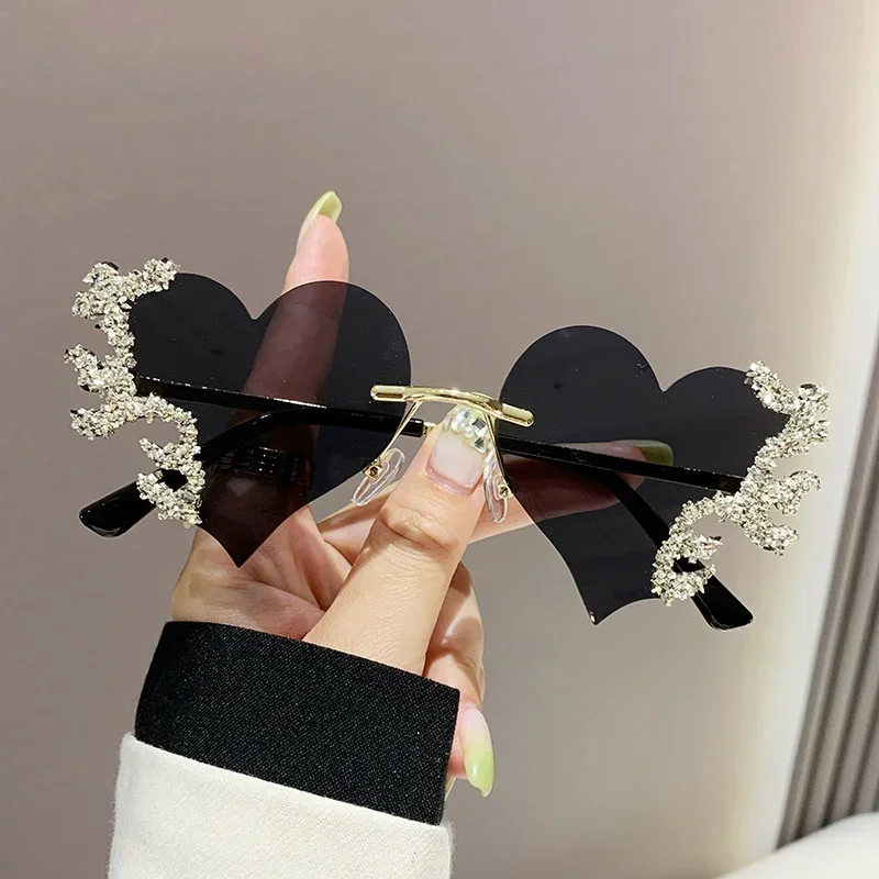 2024 Fashion Heart Shaped Sunglasses Luxury Diamond Funny Personality Rimless Sun Glasses Halloween Party Christmas Decoration