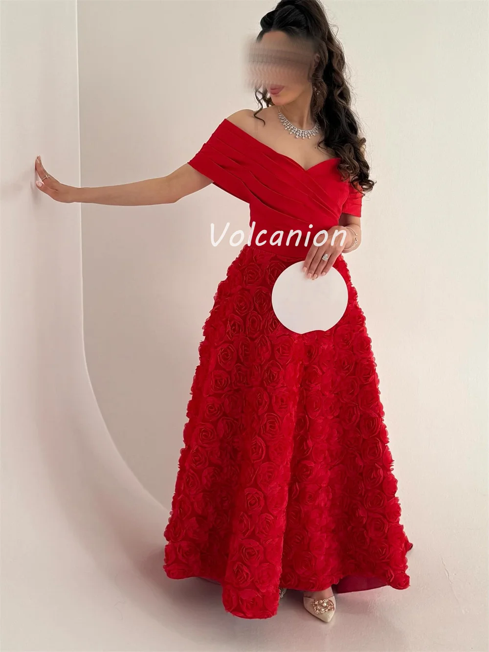 Vestidos largos personalizados, exquisitos, intrincados, Charmeuse, hechos a mano, drapeados con flores, corte en A, hombros descubiertos, vestidos para ocasiones a medida