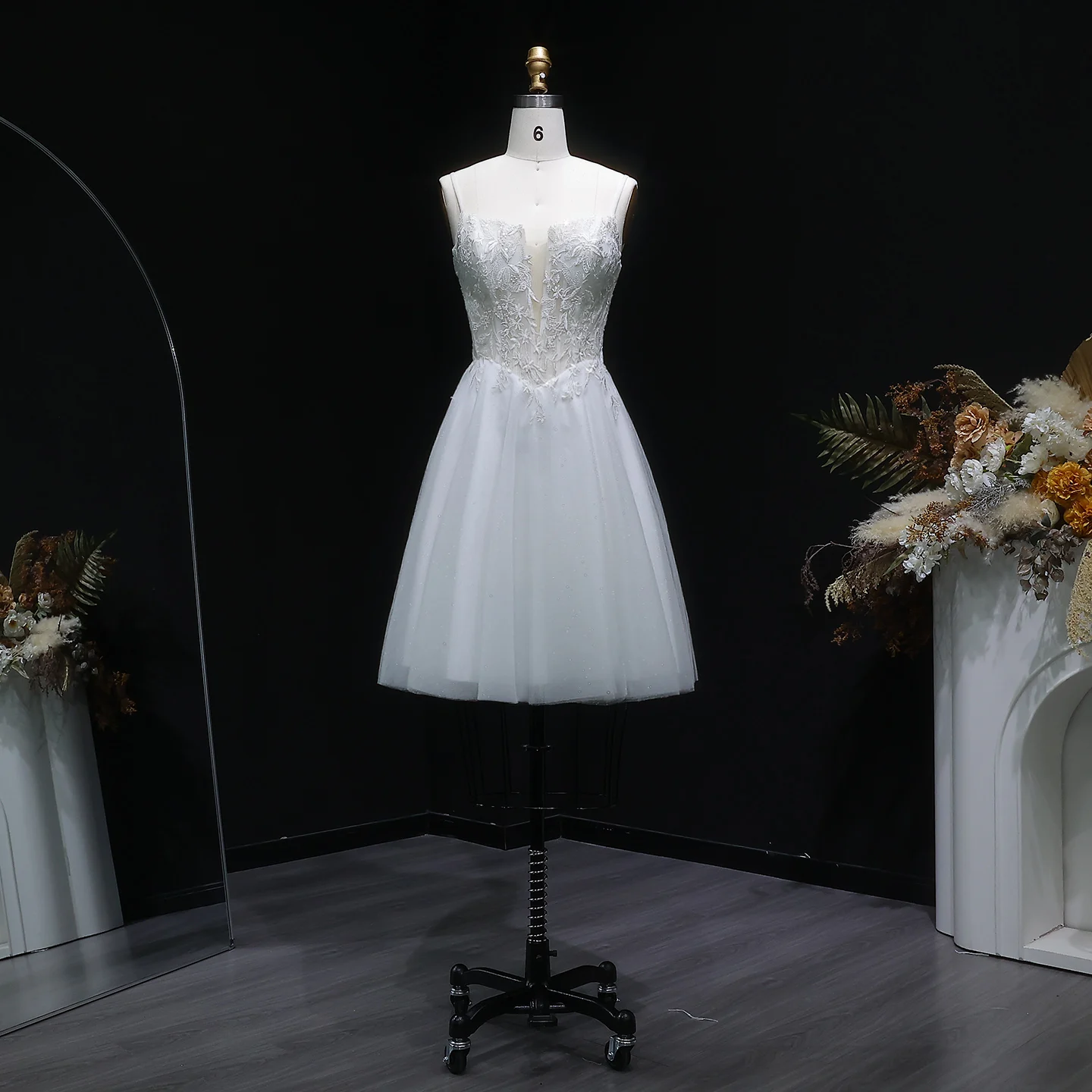 Sharon Said Weißes Homecoming-Kleid mit Spaghettiträgern und tiefem V-Ausschnitt, floral verziert, Dubai, kurzes Cocktail-Abschlussballkleid, RM140, maßgeschneidert – Detail 4