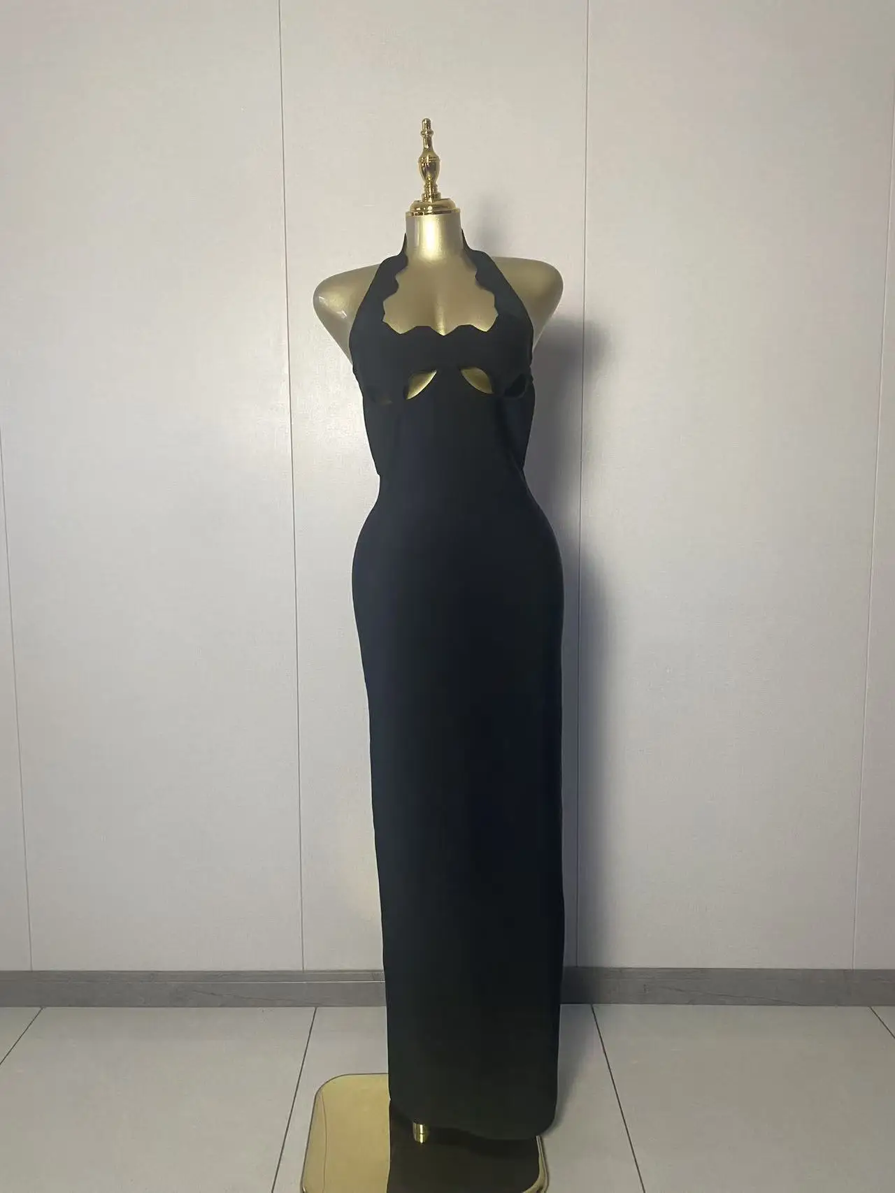 فستان نسائي جديد مثير موديل 2025 بدون أكمام مع رسن أسود ميدي فستان ضيق 2025 أنيق للسهرة والنوادي الفاخرة فساتين حفلات أعياد الميلاد