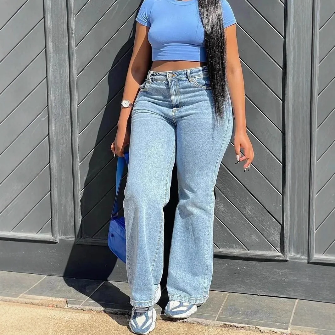 アメリカンスタイルのプラスサイズジーンズ、ライトブルーのストレッチ素材のシンプルなハイウエストのゆったりとしたワイドレッグパンツ（女性用）。
