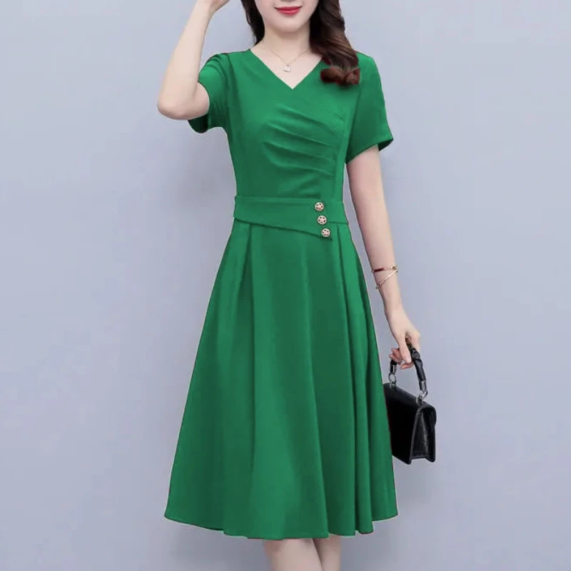 2024 New Summer Young Style Fashionable and Elegant A-Line Slim Fit Short Sleeved Solid V-neck Button Pleated Women\'s Midi Dress