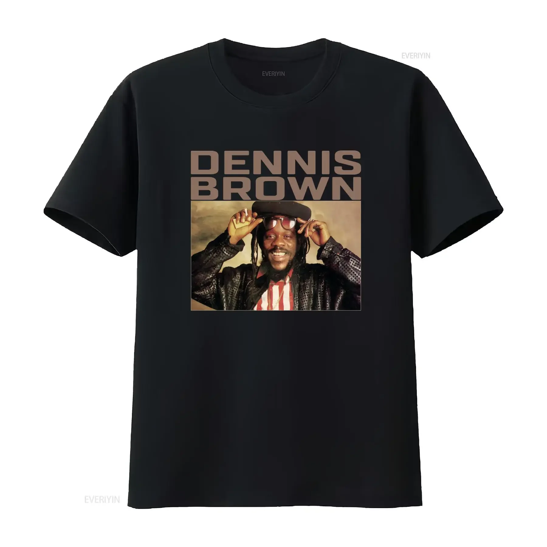 Camiseta vintage transpirable con gráfico de Dennis Emmanuel Brown, músico de reggae jamaicano, de la banda Slow Down, ligeramente versátil.