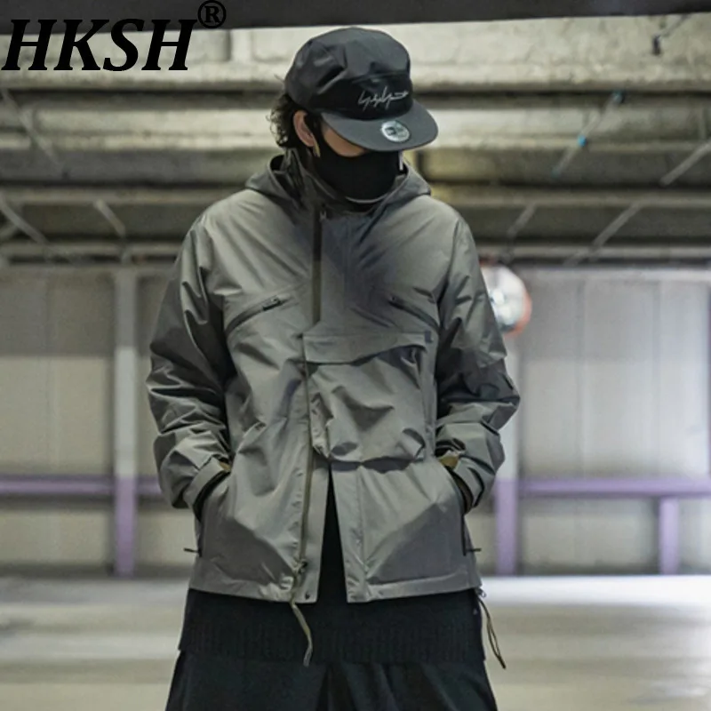 

HKSH Spring Autumn New Men Dark Safari Style Patchwork Hat Detachable Outdoor Jacket Tide Ins Zippers Design Hooded Coat HK15932