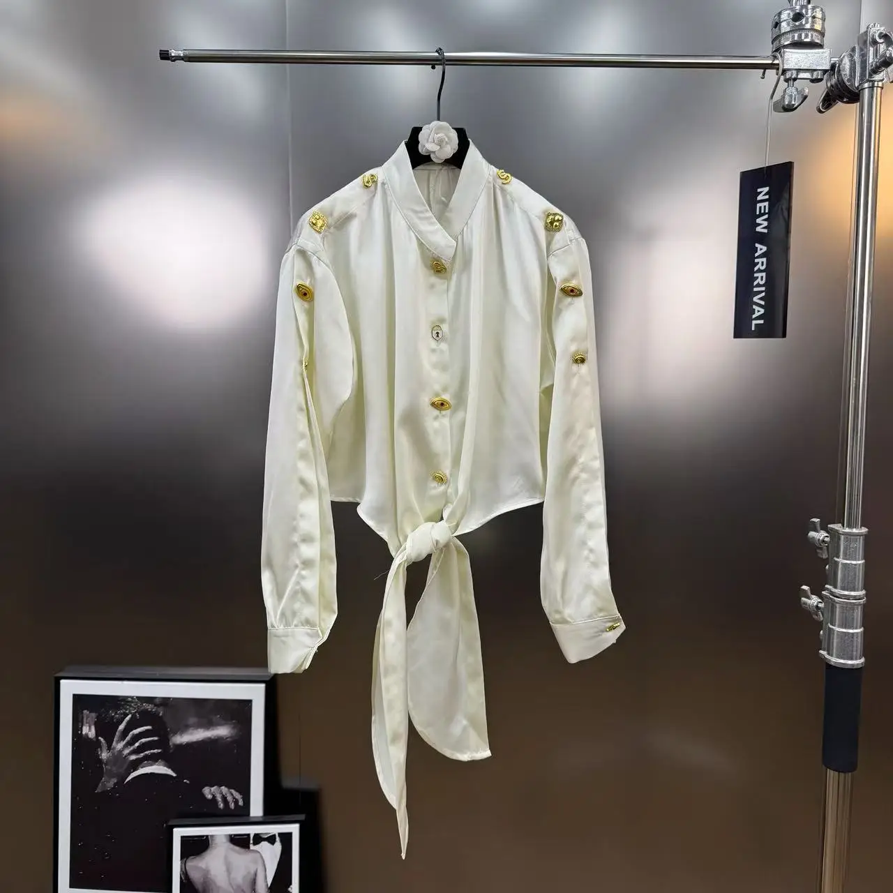 قميص فرنسي عتيق بقصة ضيقة لخريف 2025 قميص نسائي أنيق ملابس الشارع