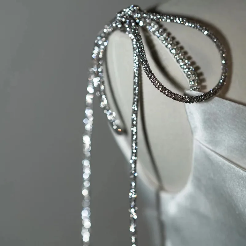 Leichtes Trägerhochzeitskleid für zierliche Bräute, elegant und schlicht, leichtes Outdoor-Kleid, französischer Stil