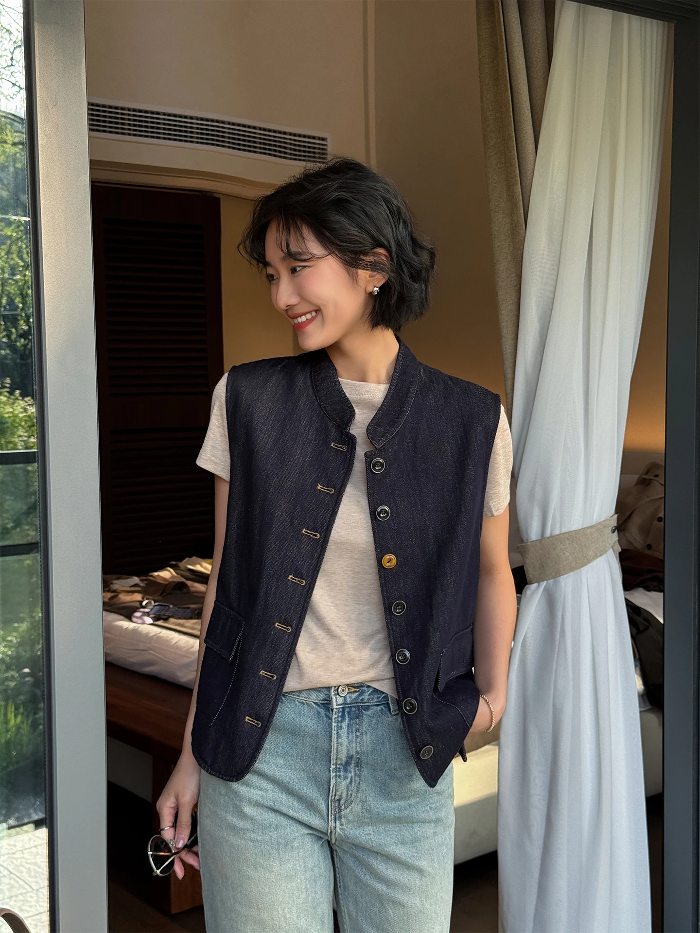 Chaleco de Mujer Zhou Xiaoya Azul Oscuro Sencillo, Nuevo Verano 2026, Lavado Intenso, Cuello Mao, Prenda Exterior de Algodón Puro con Botón Único