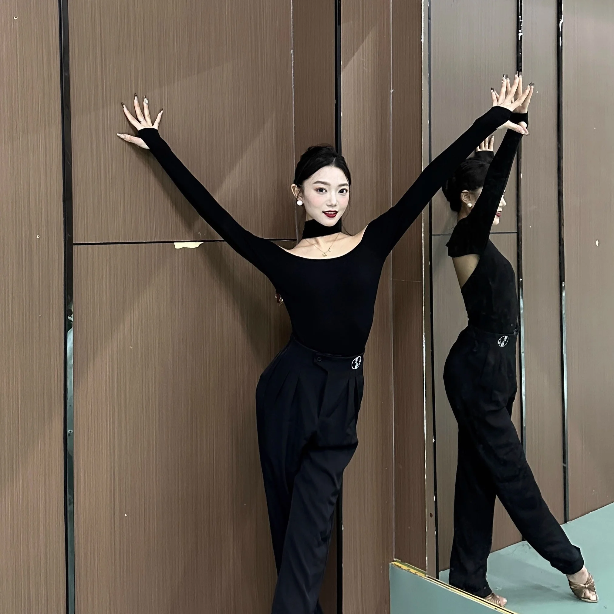 

Индивидуальный женский костюм для латинского национального стандарта для взрослых, танцевальный костюм с длинными рукавами и одним плечом, топ с перекрестным подключением, наряд для латинских тренировок