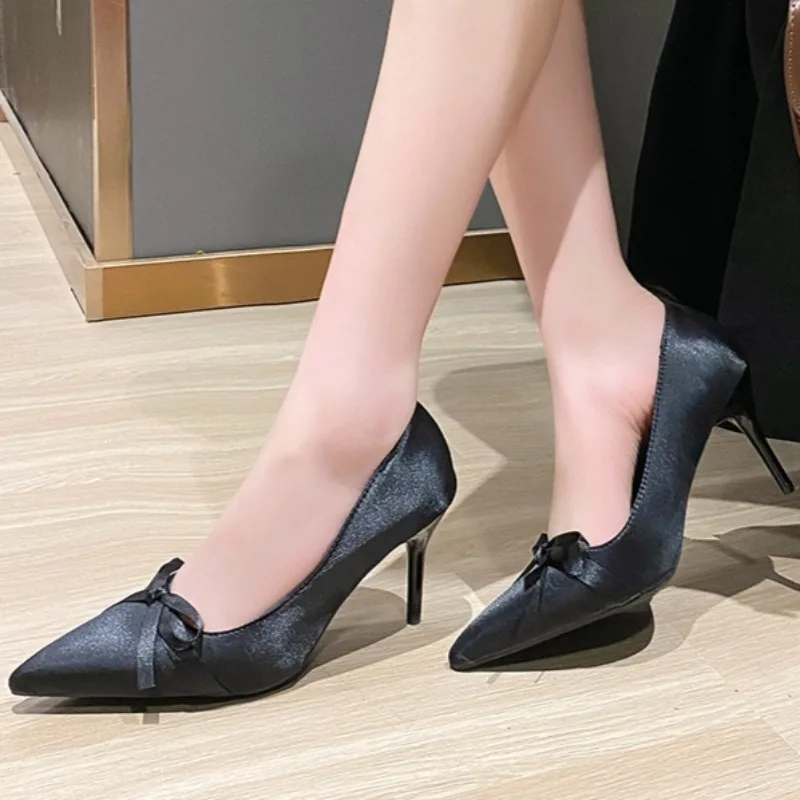 Sandali a spillo da donna slip-on impermeabili in pelle scamosciata nuovo stile estivo 2025 eleganti abiti da festa con fiocco firmati tacchi alti taglie forti