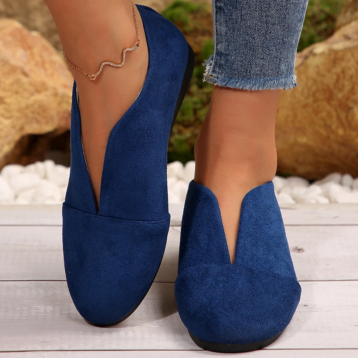 Plus-Size-Damen-Slipper aus Wildleder, V-Ausschnitt, runde Zehen, weich und bequem, lässig, für den täglichen Gebrauch, zum Spazierengehen, in verschiedenen Farben erhältlich. – Detail 10