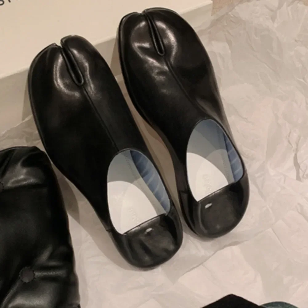 

Flat Shoes Woman Silver Tabi Ninja Women Shoes Split Toe Flats Trotters Mocasines Leather Loafers Shoes for Women