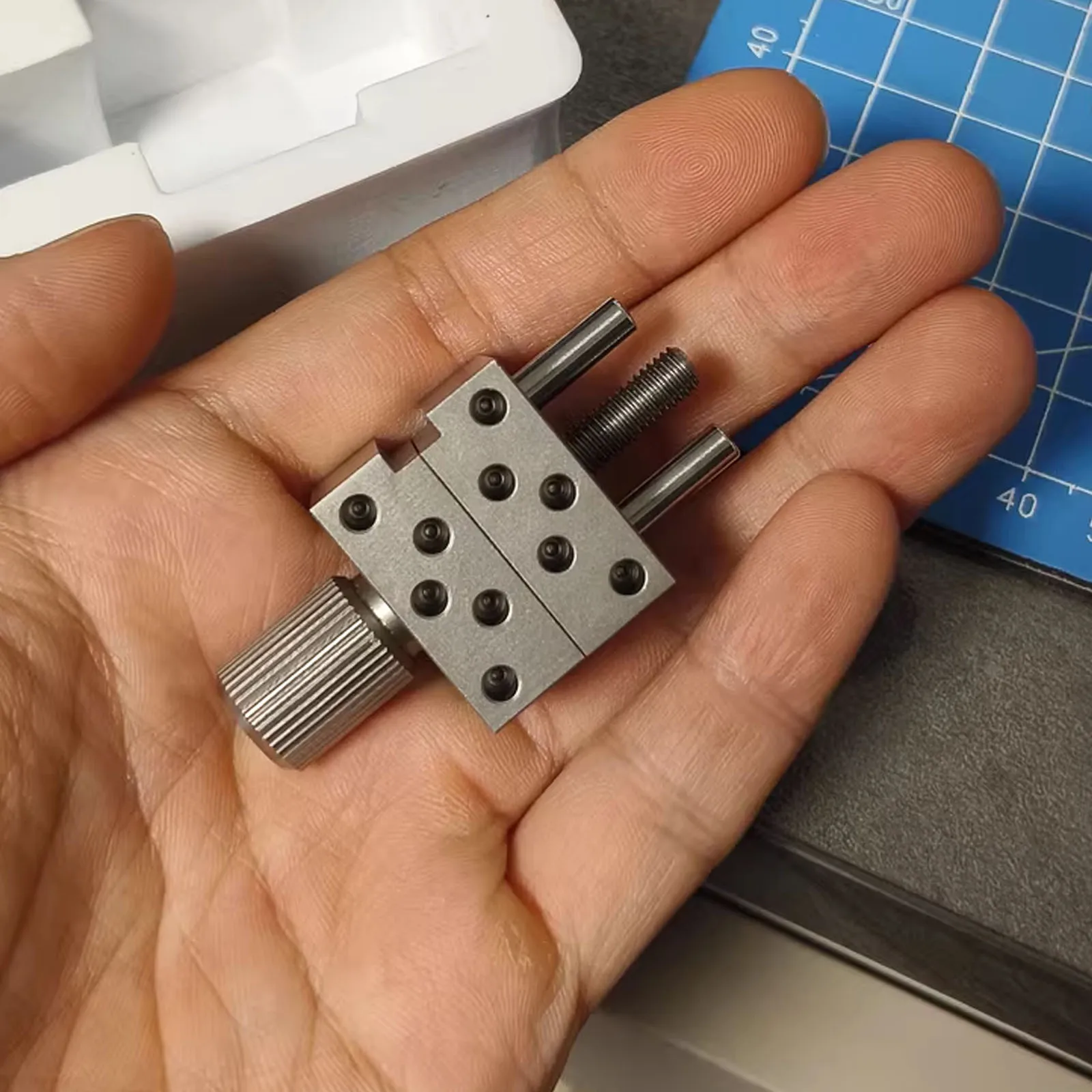 

Small Stainless Steel Bench Vise, Handheld Precision Gundam Model Playing Bench Vise for Hobby DIY