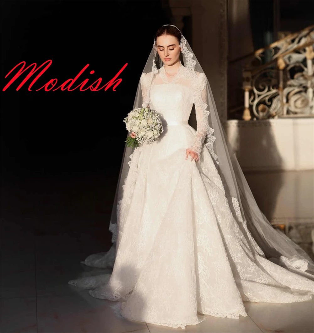 تخصيص أنيقة الدانتيل الأبيض أثواب الزفاف رائعة الخامس الرقبة طويلة الأكمام فساتين الزفاف أزرار قطار مصلى اللباس الخلفي