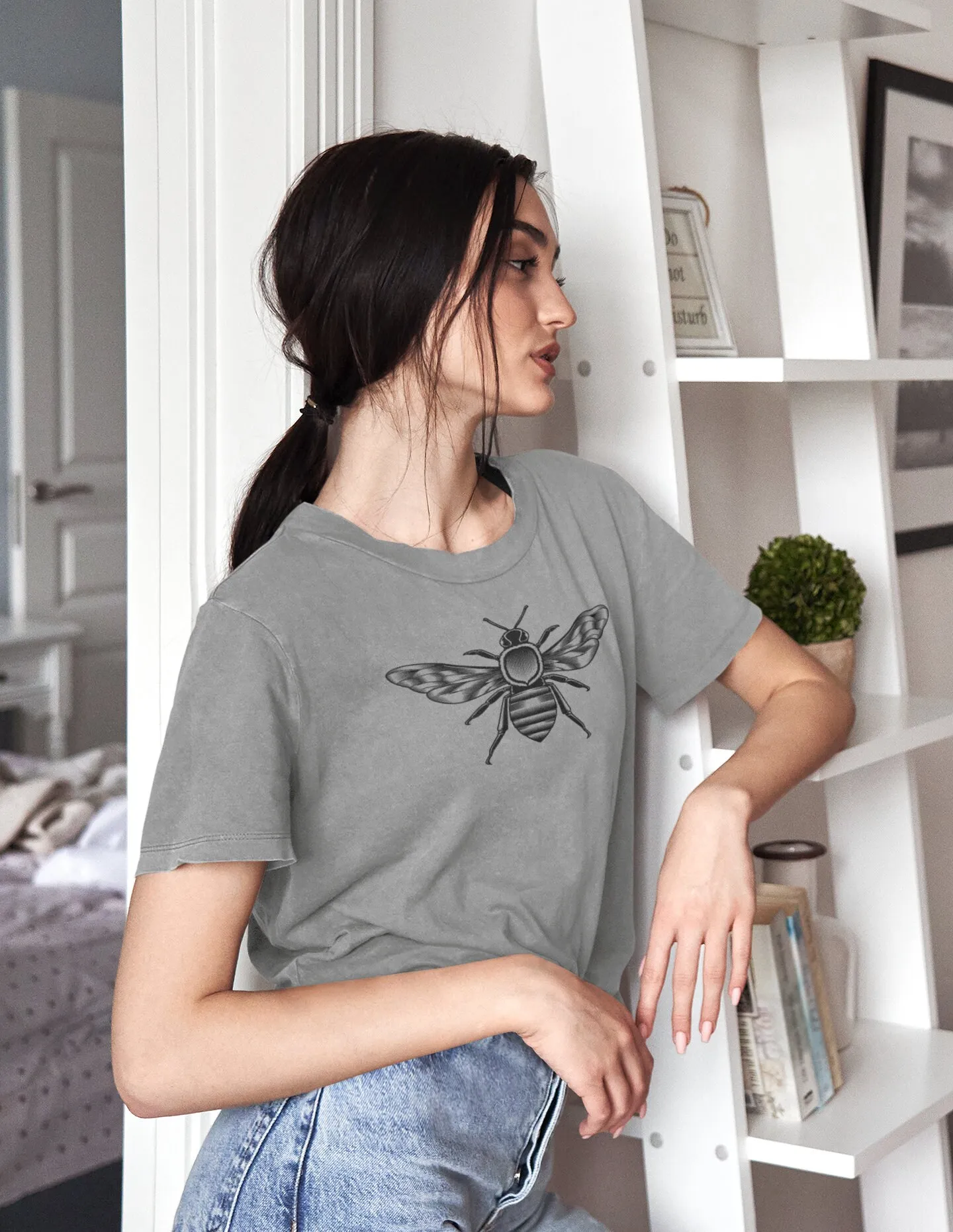 

Bee T Shirt insect lover beekeeper gift apiologisT nature outdoors honey