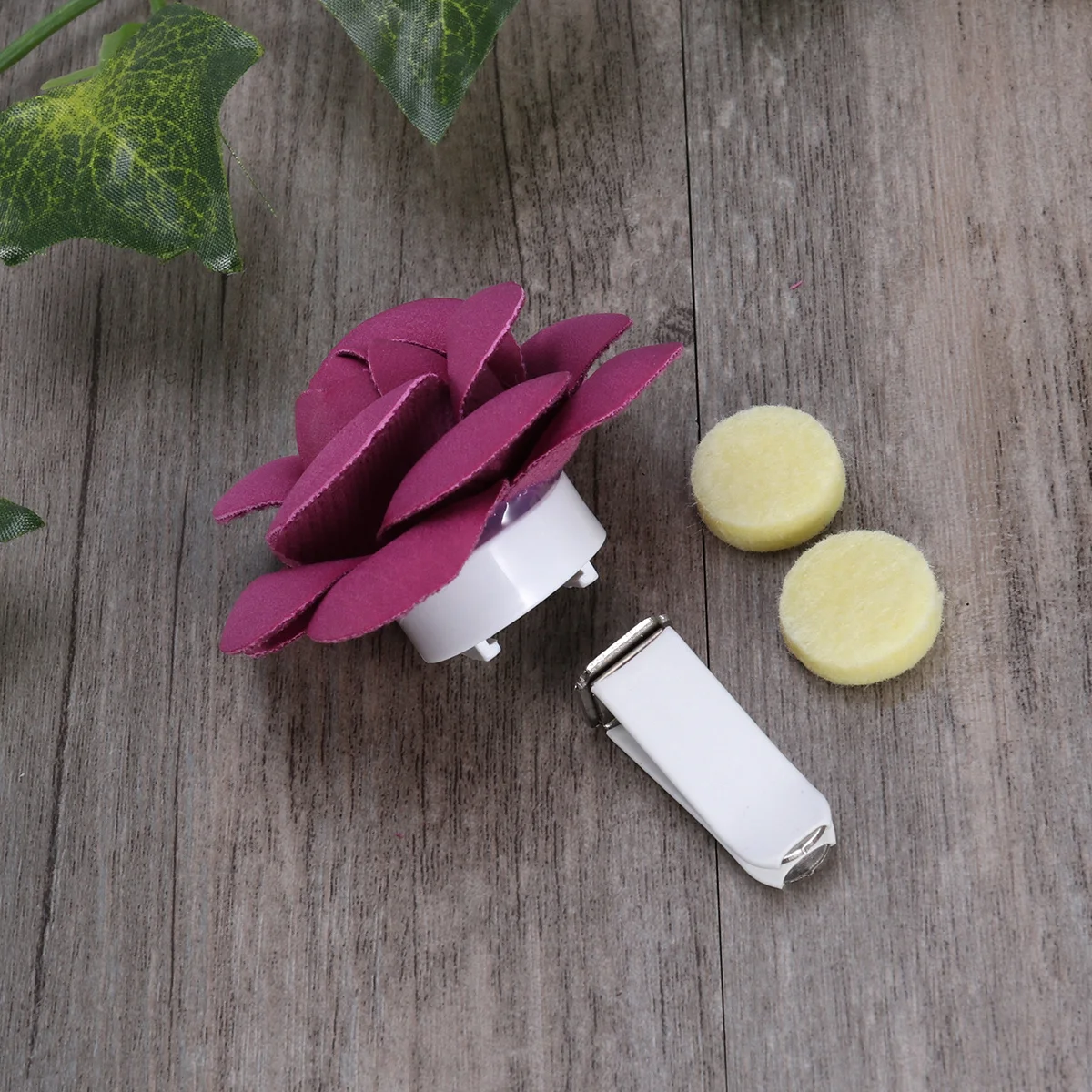 

Car Air Vent Perfume Diffuser Clip Camellia Design Scented Essential Oil Holder for Car Office Room Rose Red Freshener