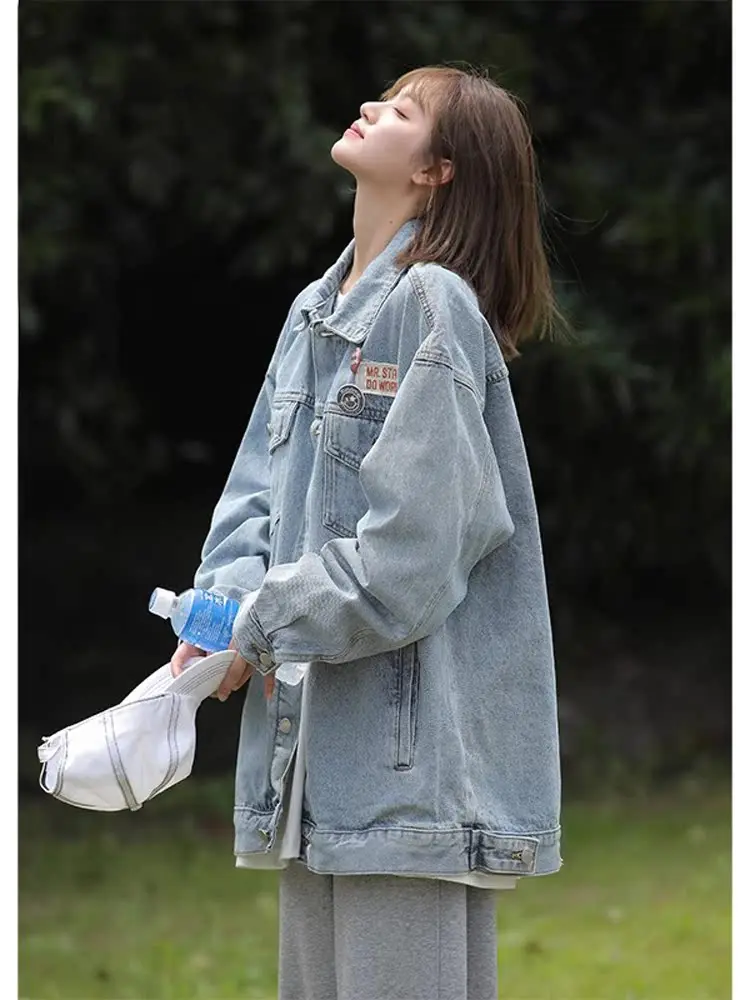 

Светло-голубая винтажная мужская джинсовая куртка оверсайз в стиле рабочей одежды, с отложным воротником, на одной пуговице, длинный рукав, свободный крой...