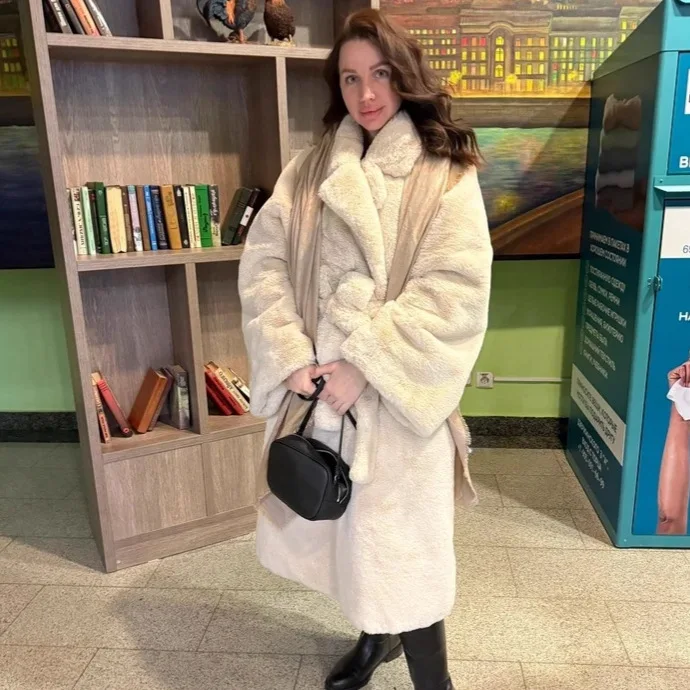 暖かいウエストシェイプ女性用フェイクファーコート ワンサイズ スーツカラー ポケット付き エコファー ジャケット 女性用 冬用 ロング スリム レディース ファーアウター