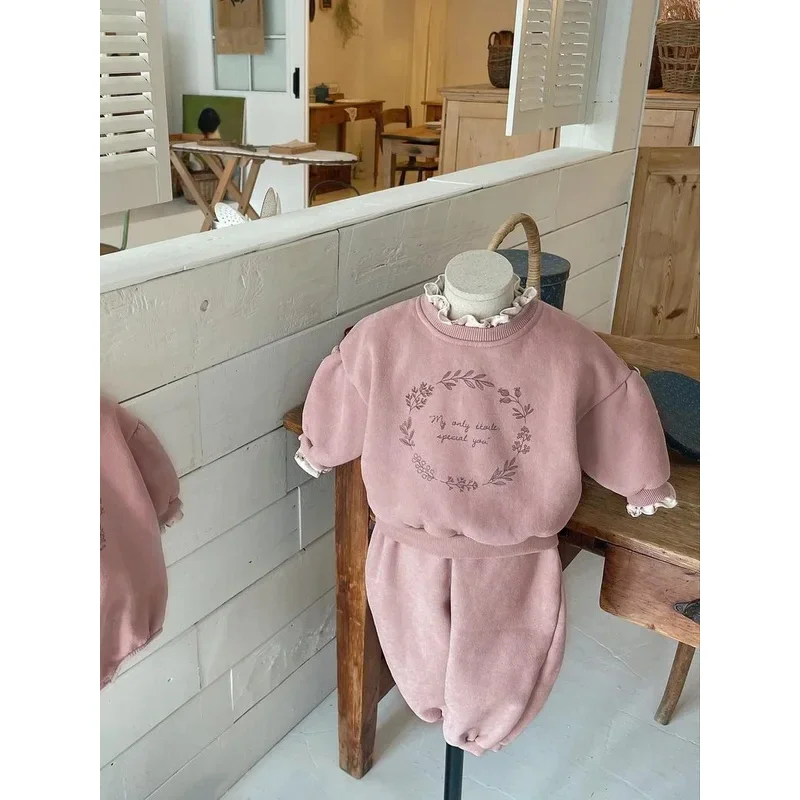 Conjuntos de otoño e invierno para niña y bebé, conjunto de sudadera gruesa de terciopelo, Tops con estampado de letras de algodón polar y pantalones lisos, 2 uds.