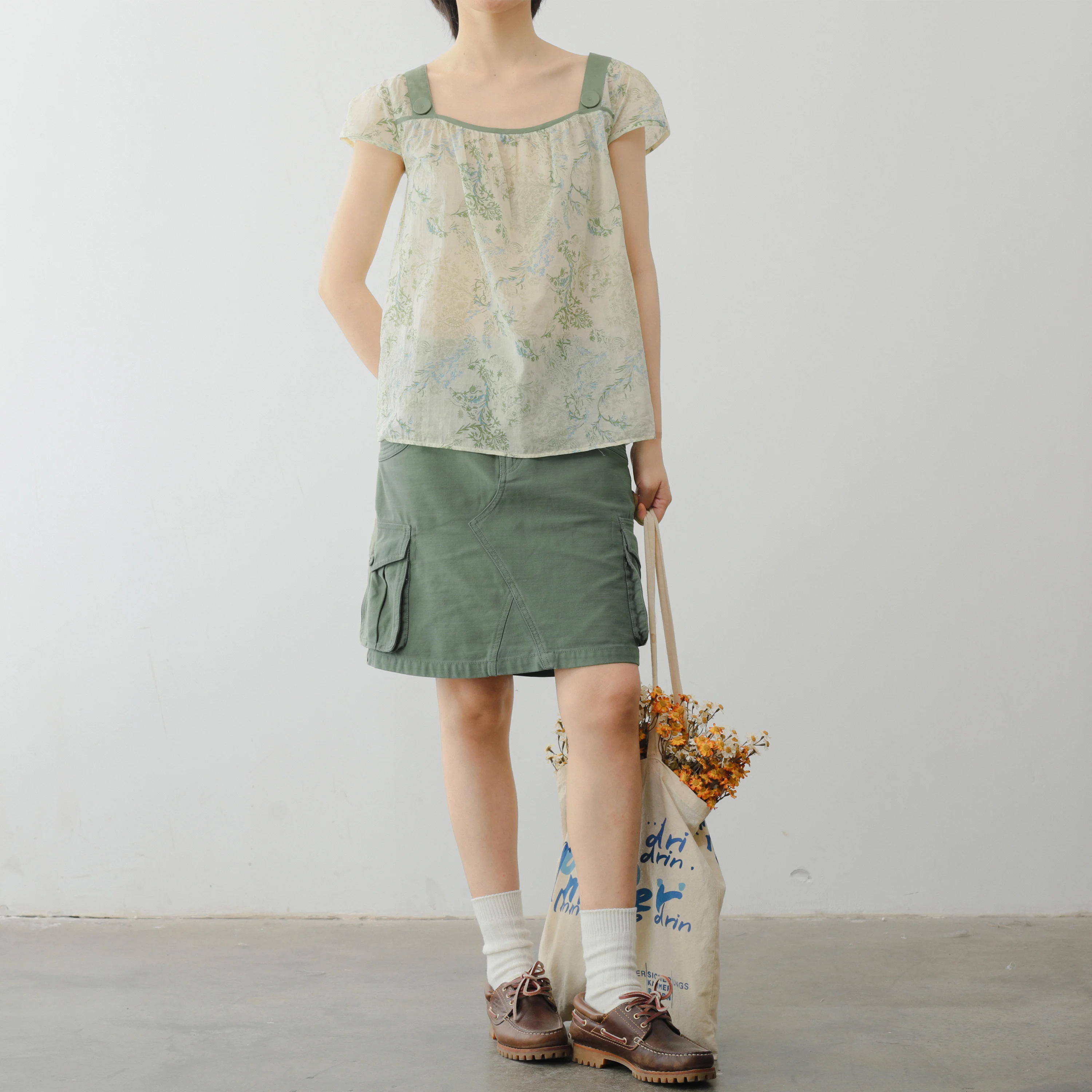 Camisa Feminina Vintage Coudre com Estampa Florestal, Algodão Leve, Caimento Solto, Manga Curta e Gola Quadrada