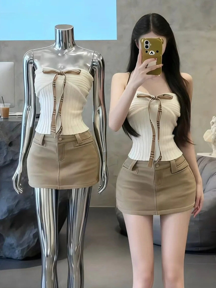 

Модный комплект из двух предметов: вязаный топ-бандо с узлом и юбка. Новинка весенней коллекции для женщин. Повседневный стиль.