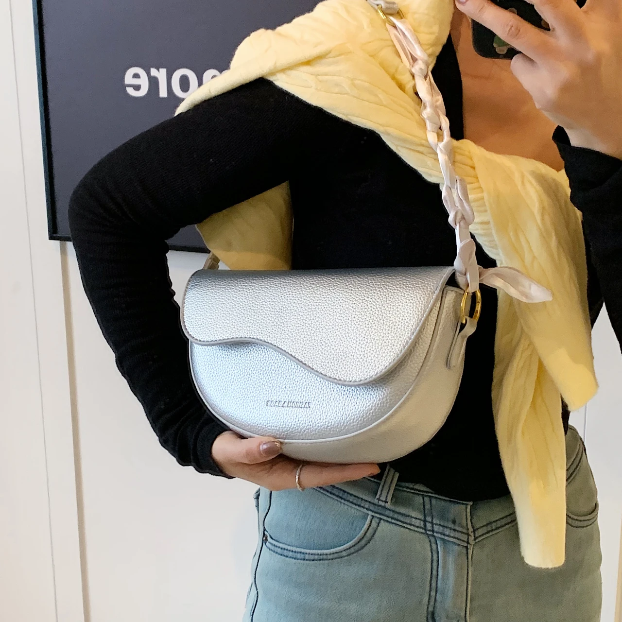 Bolsa crossbody sela pequena para mulheres, design semicírculo, bolsa de axila de couro PU, bolsa prateada, tendência