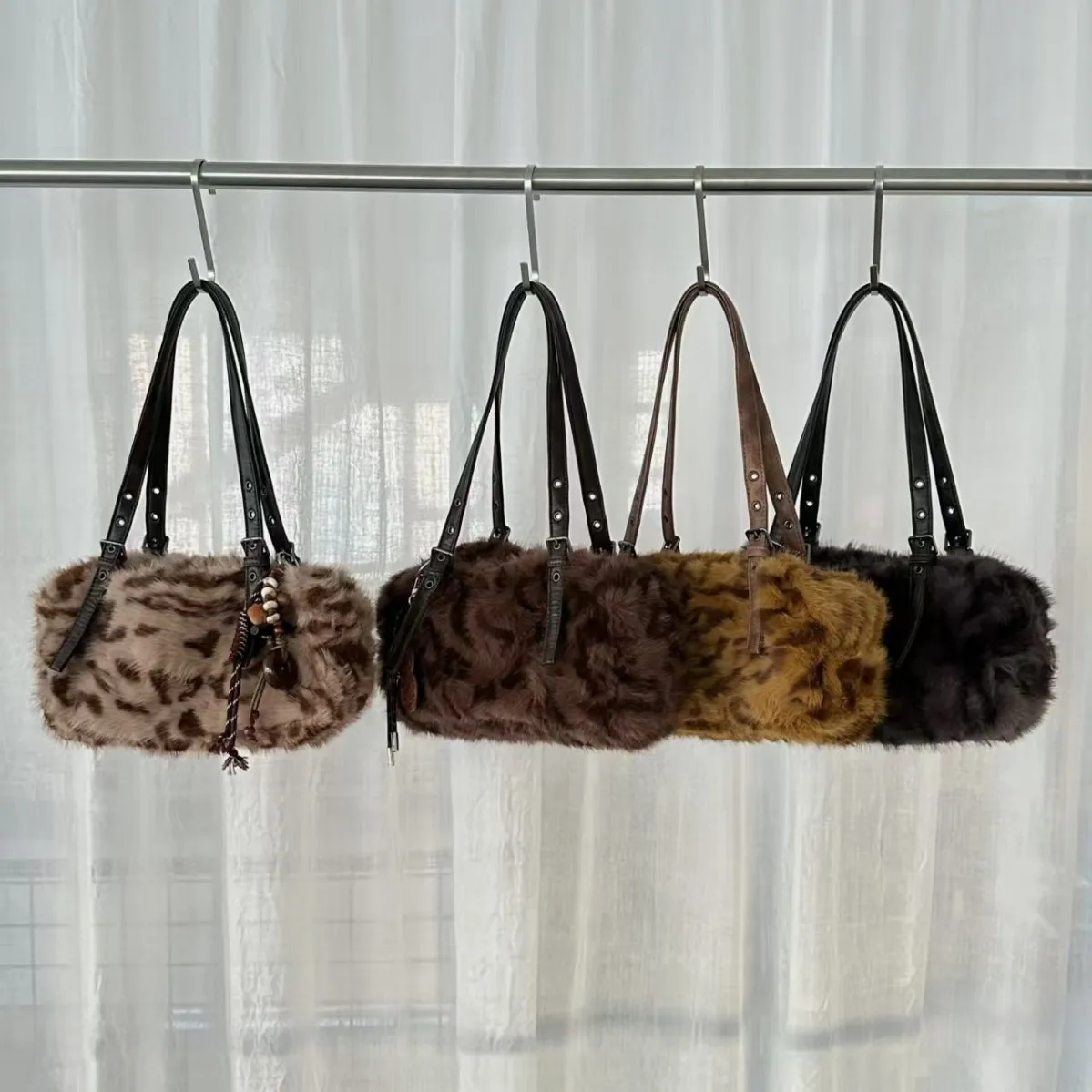 

Luxury Leopard Print Plush Pillow Bag Women's Autumn and Winter Handbag 2026 New Fashionable Design Shoulder Armpit Bag