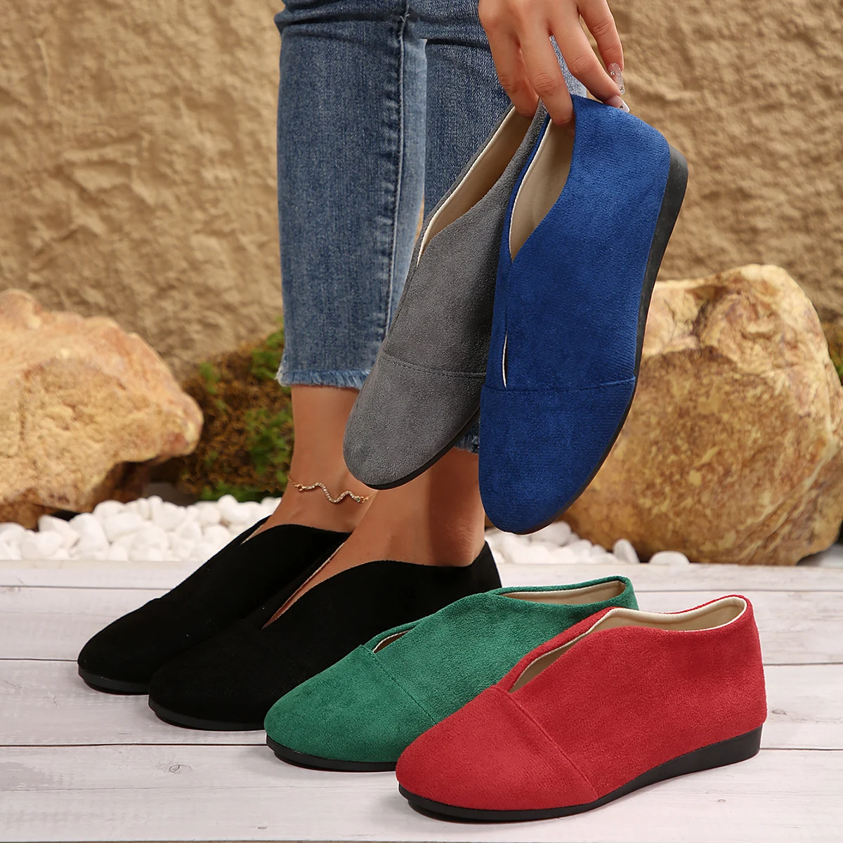 Plus-Size-Damen-Slipper aus Wildleder, V-Ausschnitt, runde Zehen, weich und bequem, lässig, für den täglichen Gebrauch, zum Spazierengehen, in verschiedenen Farben erhältlich. – Detail 1