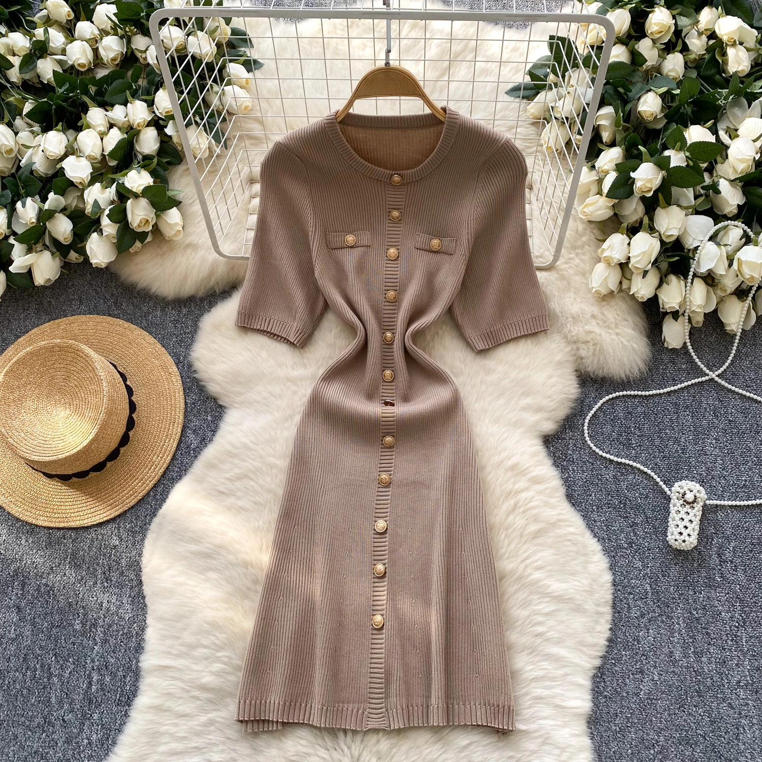 فستان محبوك أنيق بأكمام قصيرة للنساء من REALEFT موضة جديدة لربيع وصيف 2025 برقبة دائرية وأزرار فساتين نسائية غير رسمية