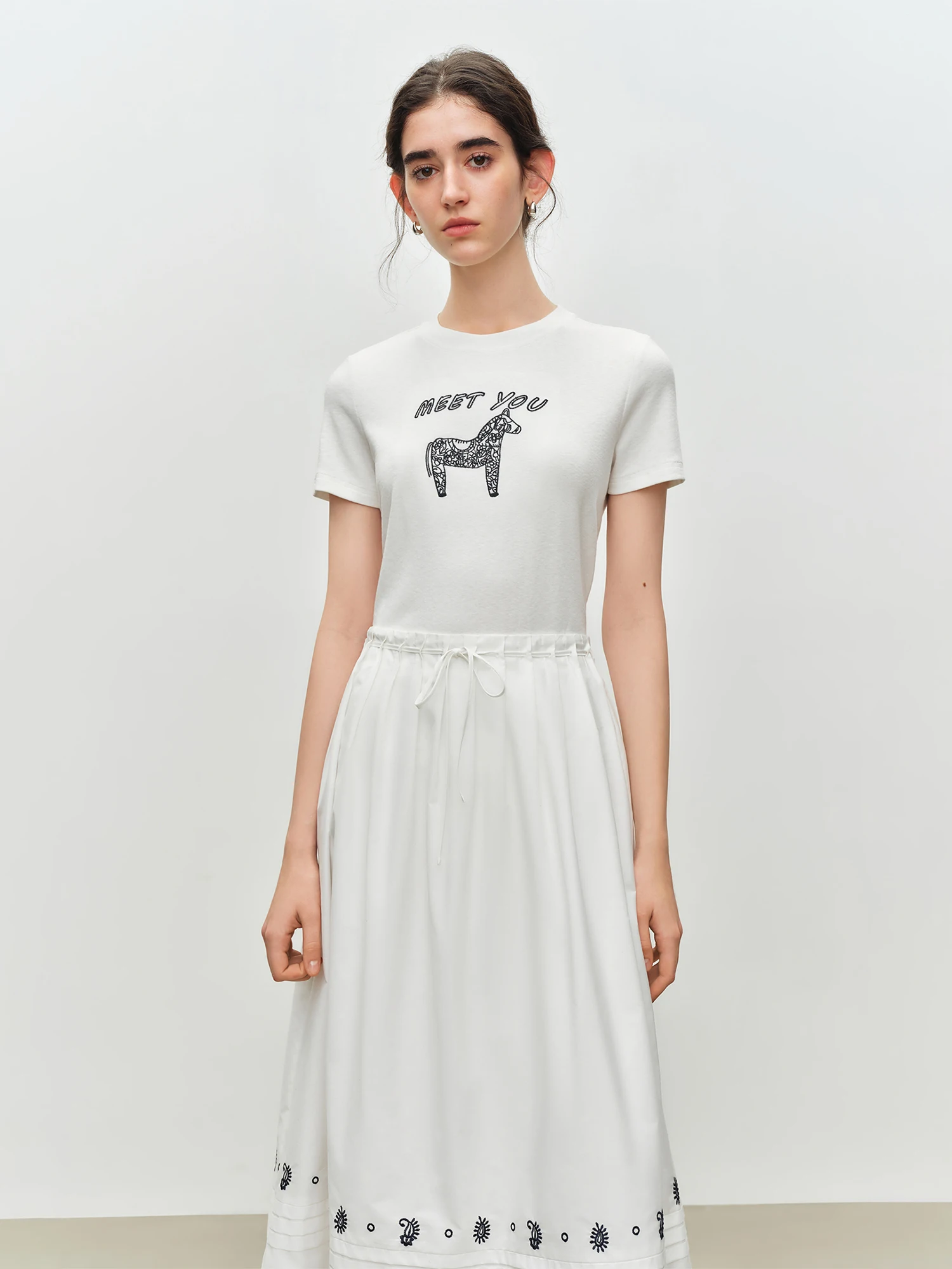 ZIQIAO Simple Color-blocked Cartoon Letter 3D Embroidered T-shirt for Women New Summer 2026 Style Basics Slim Tops