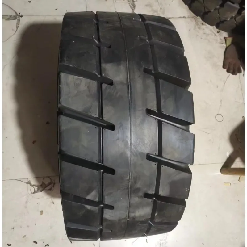 حالة جديدة إطارات حفارة الرافعة الشوكية الإطارات الصلبة حجم 28 * 12.5-15 مع التكنولوجيا العالية الصينية منخفضة الحرارة الجيل 21 * 8-9 23 * 10-12