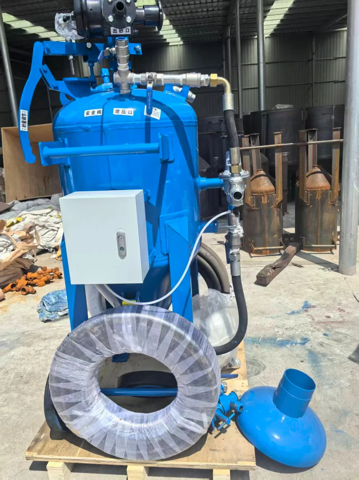 Heavy Duty Mobile Abrasive Sandblasting Pot Wheeled Sand Blaster Equipment for Onsite Metal Restoration Oxide Coating Removal